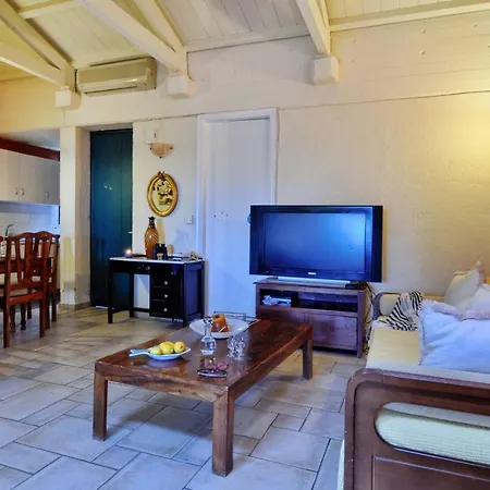 Sunrise By The Sea Apartment *